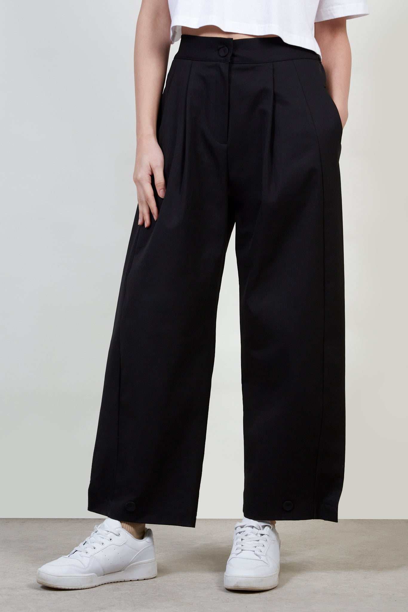 Black smart button hem trousers_1