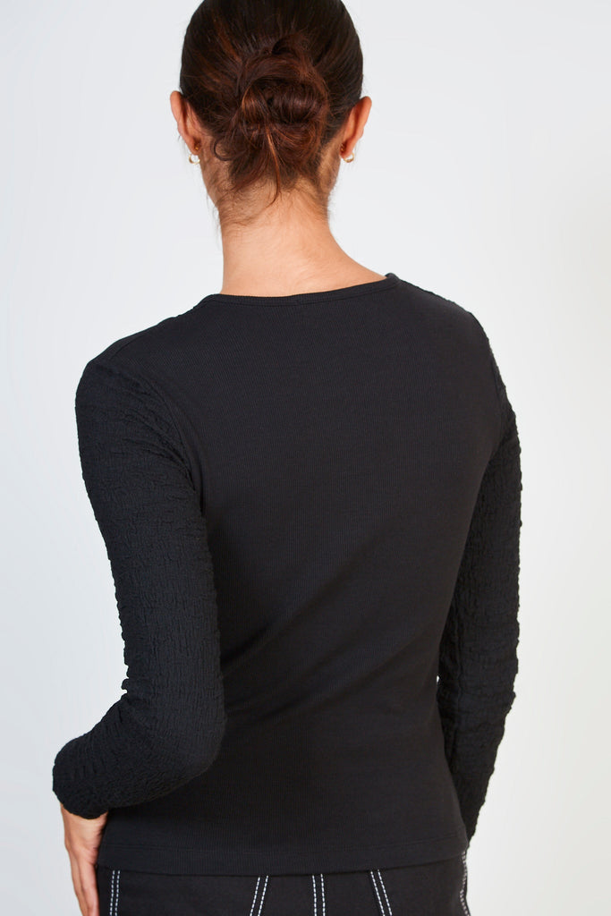 Black textured ribbed contrast peek front top_3