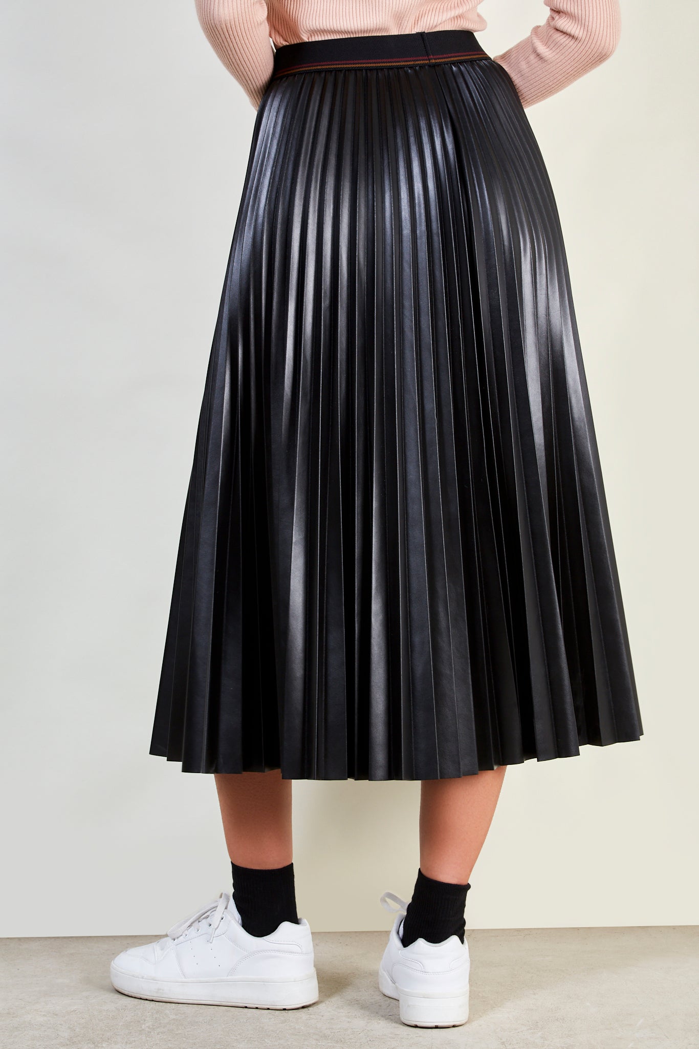 Black vegan leather long pleated skirt_3