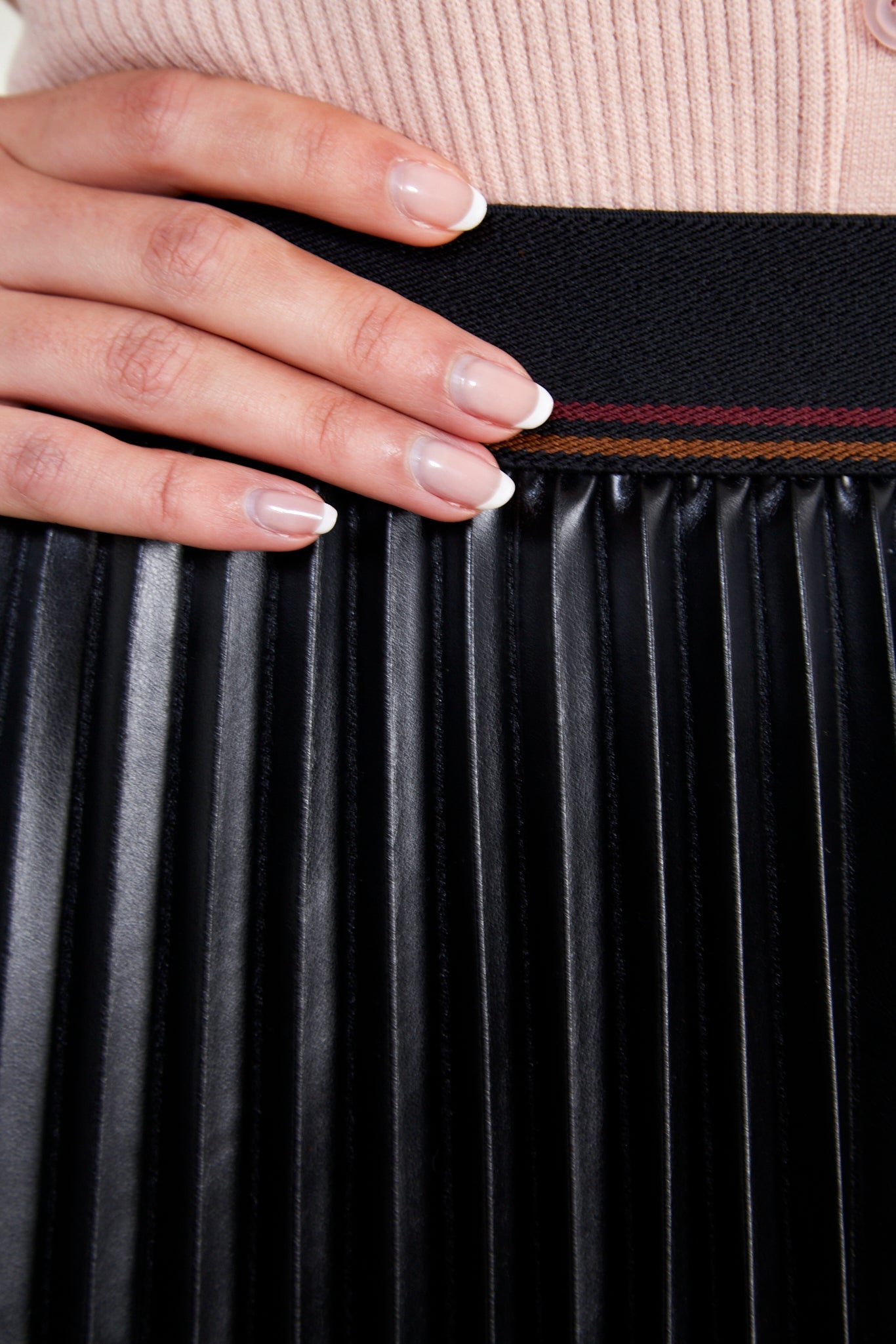 Black vegan leather long pleated skirt_4