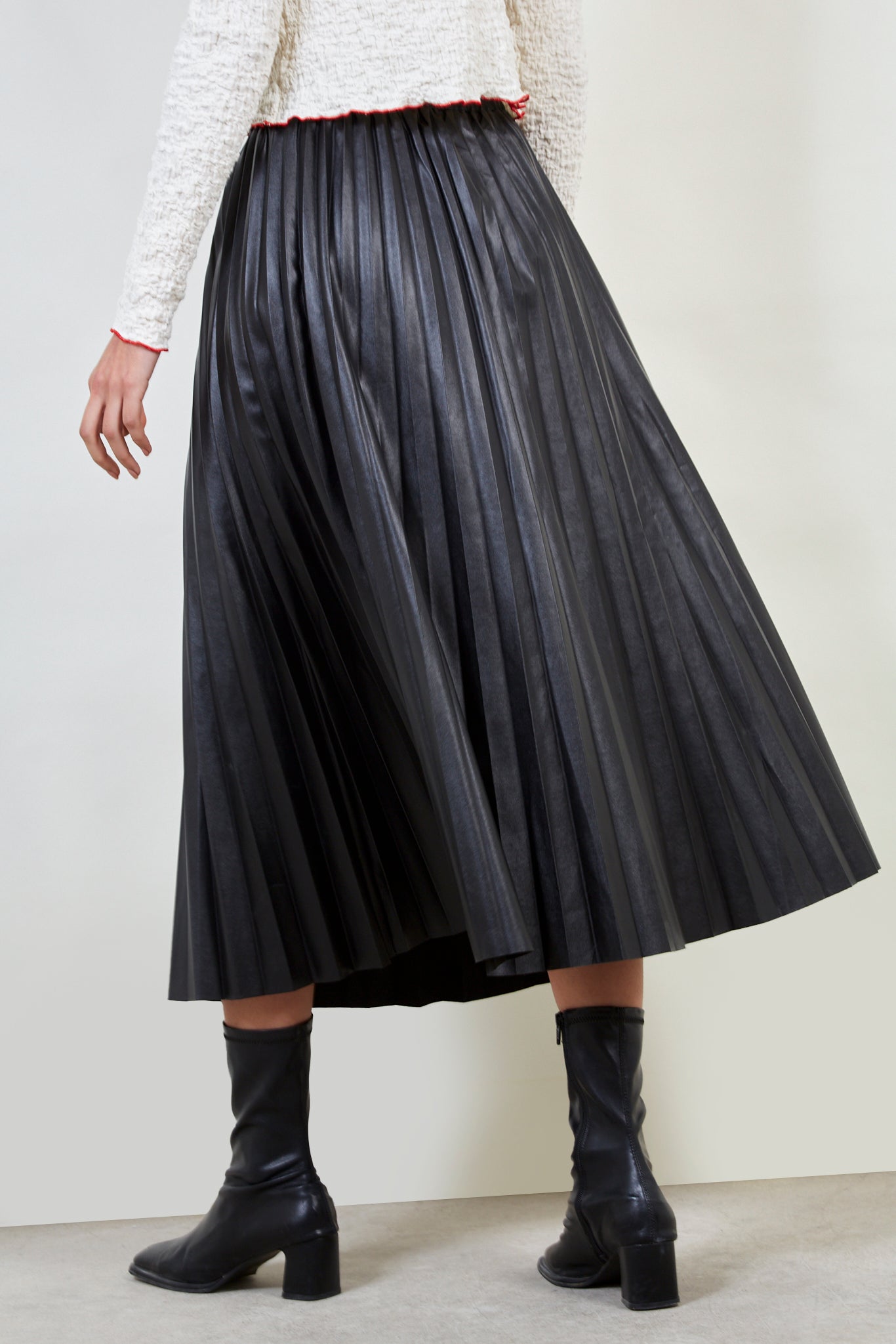 Black vegan leather pleated skirt_3