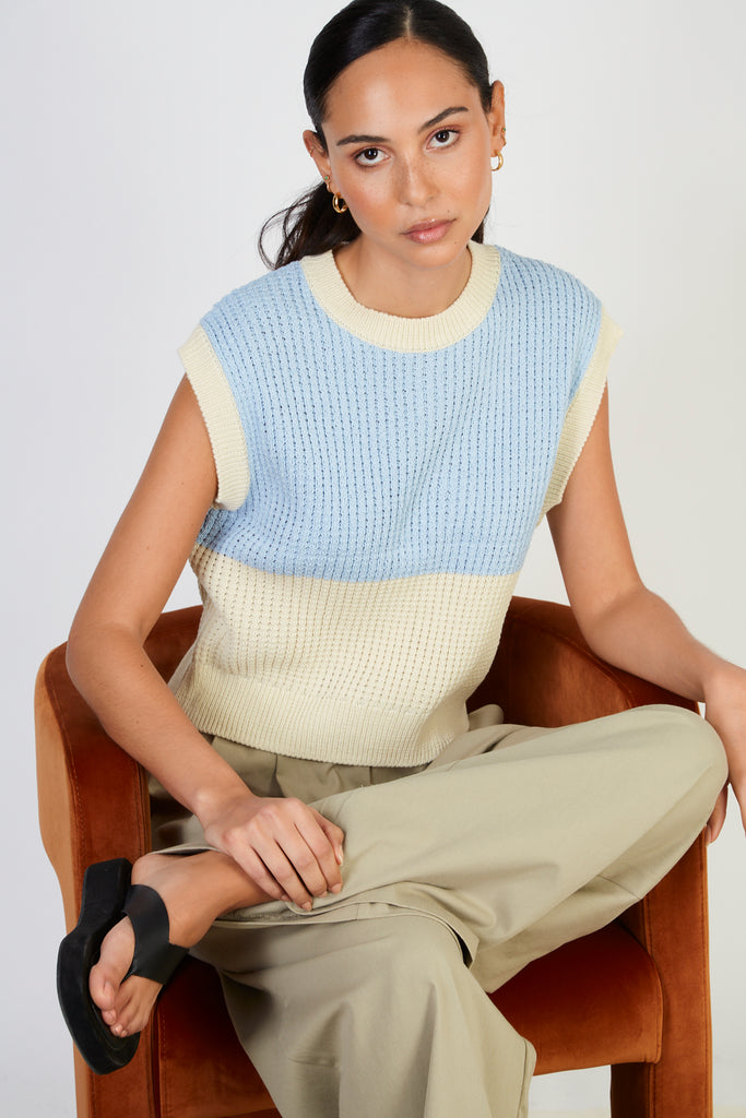 Blue and beige colorblock waffle knit sweater vest_5