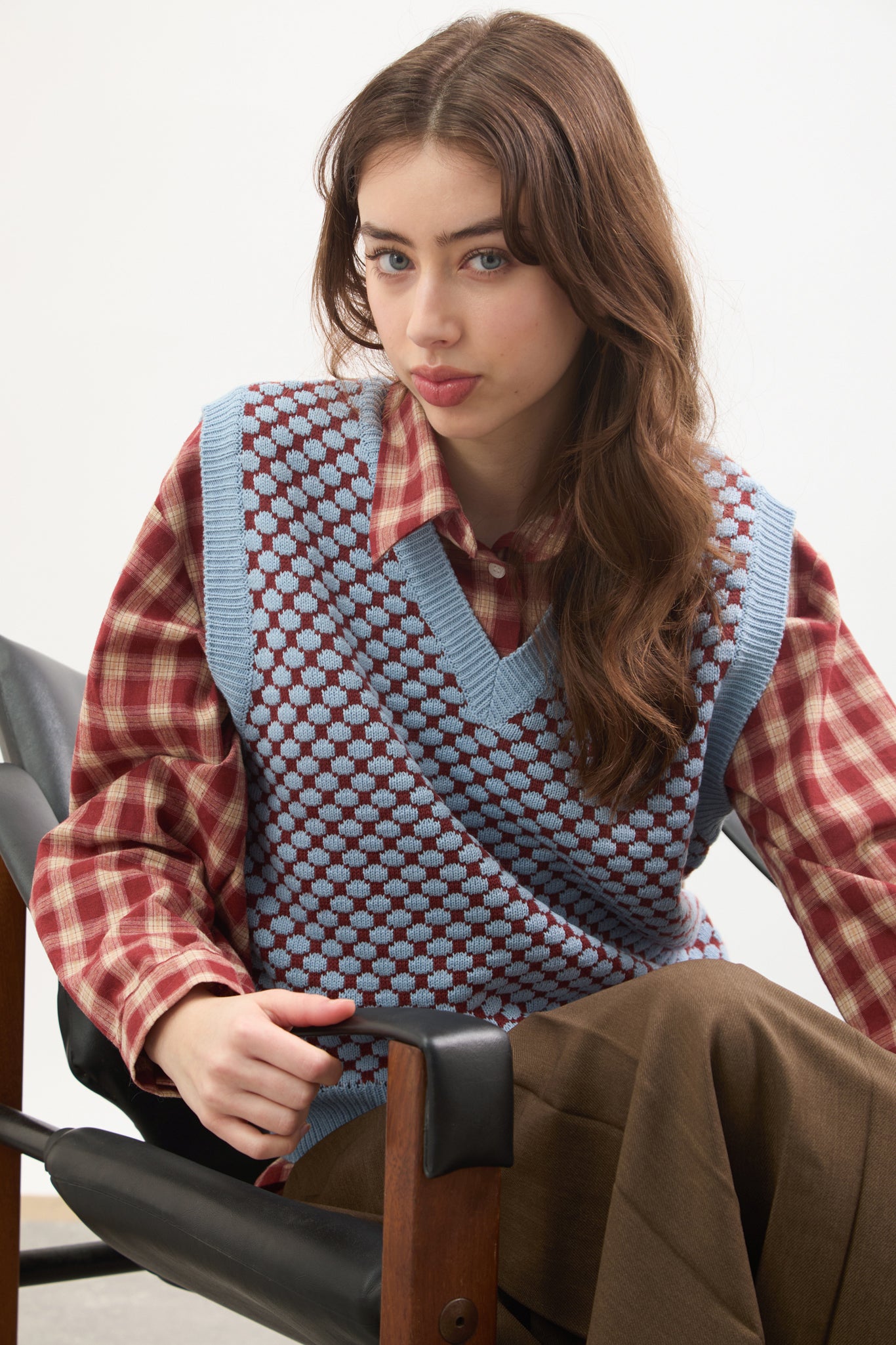 Blue and brown intarsia dots sweater vest_5