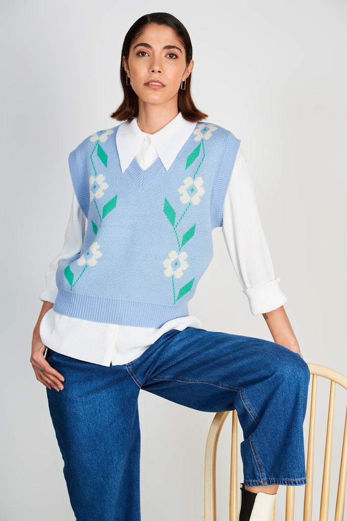Blue and white intarsia large floral sweater vest_5