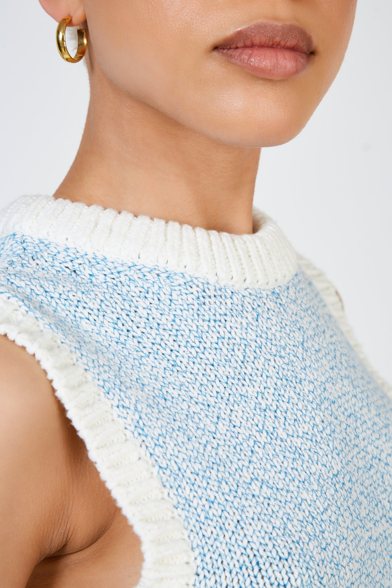 Blue mixed knit ivory trim sweater vest_5