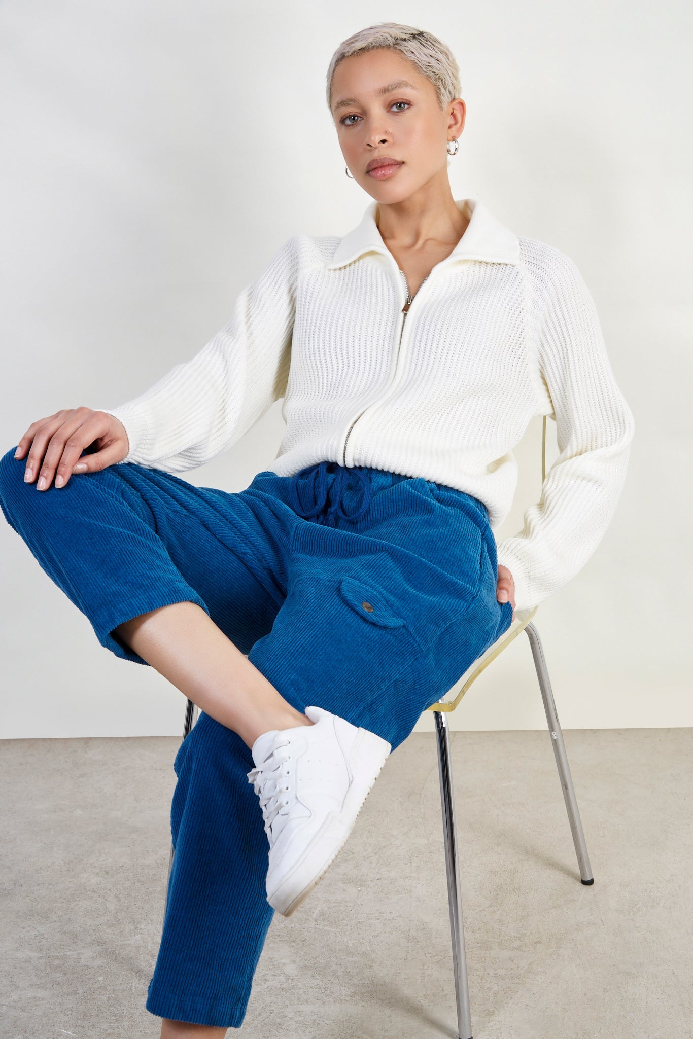 Bright blue corduroy mini pocket trousers_5