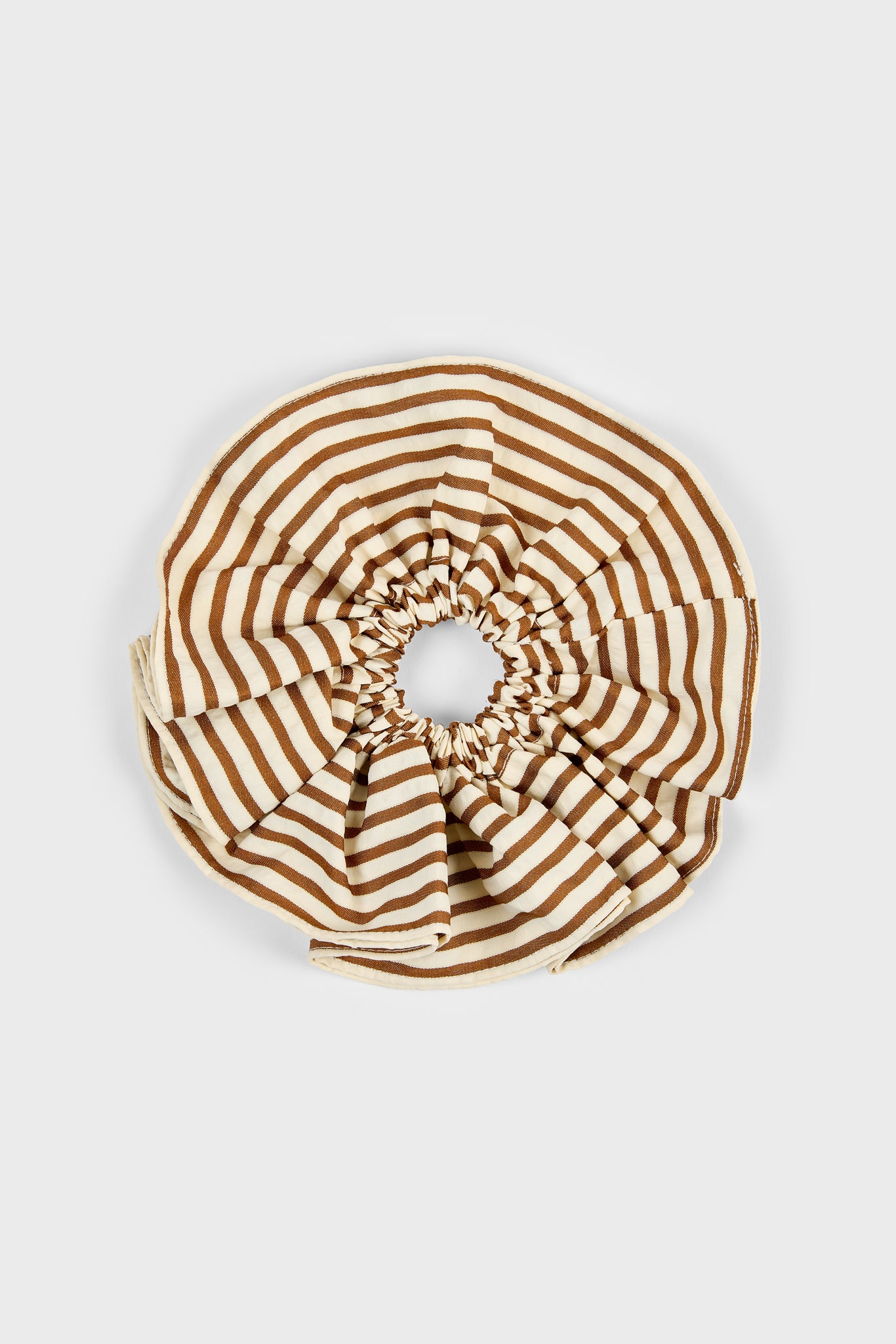 Brown and ivory textured stripe scrunchie_1