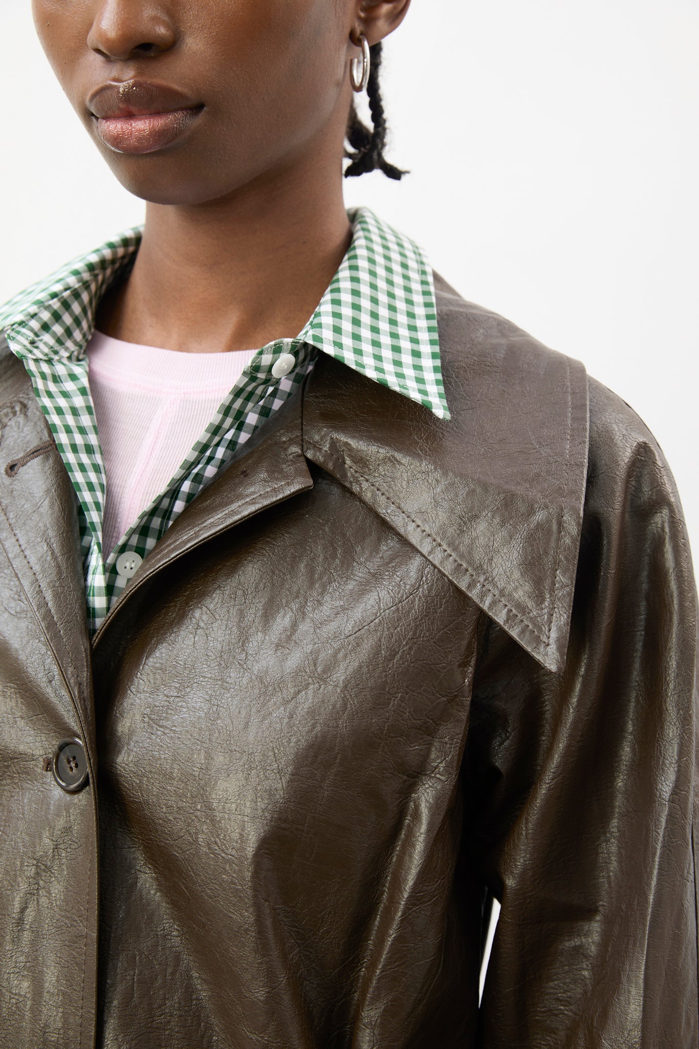 Brown shiny vegan leather large collar short trench coat_4