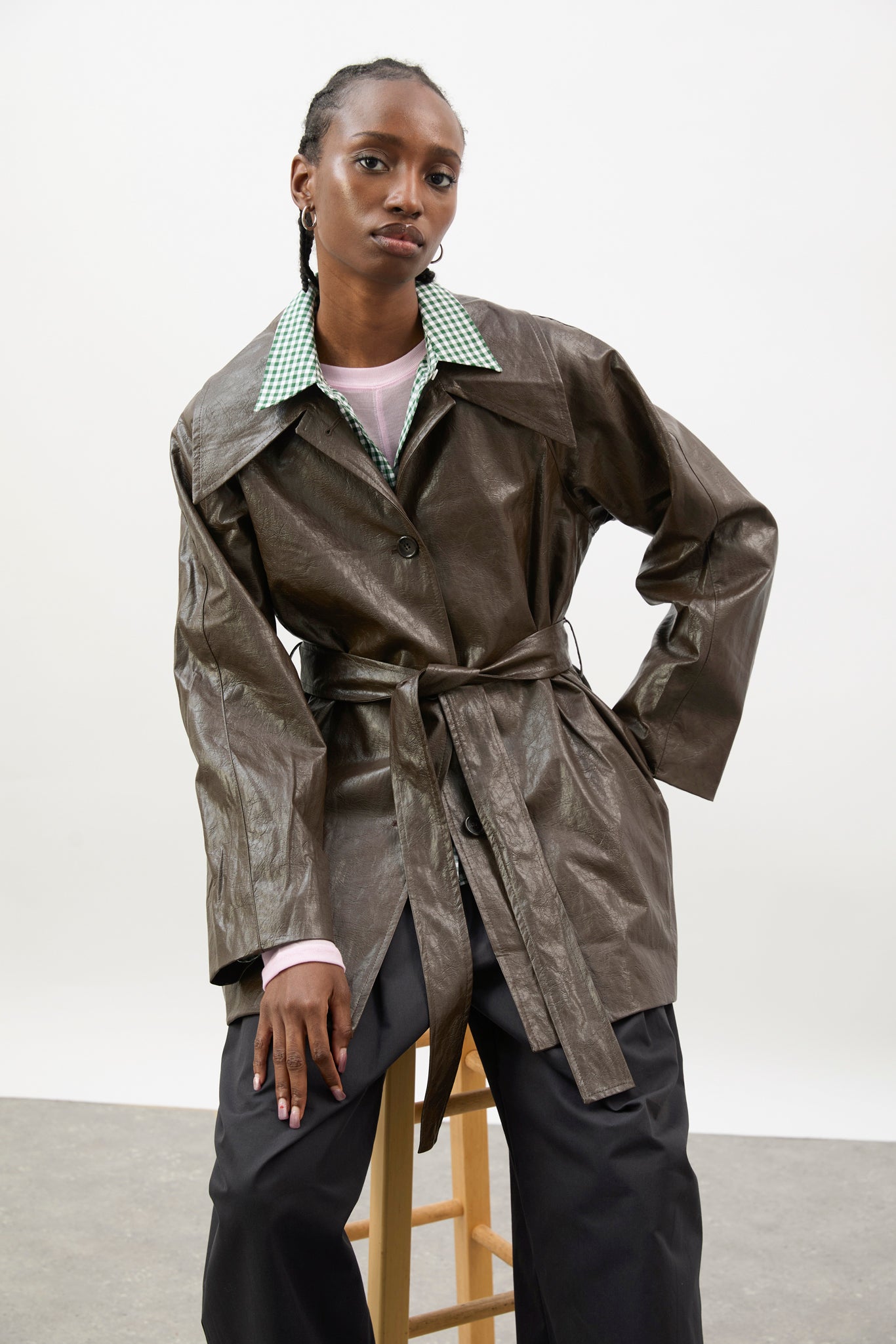 Brown shiny vegan leather large collar short trench coat_6