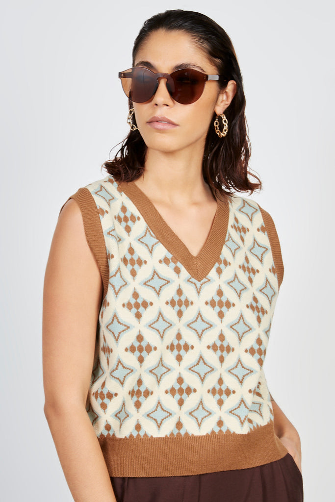 Brown and blue intarsia graphic sweater vest_1