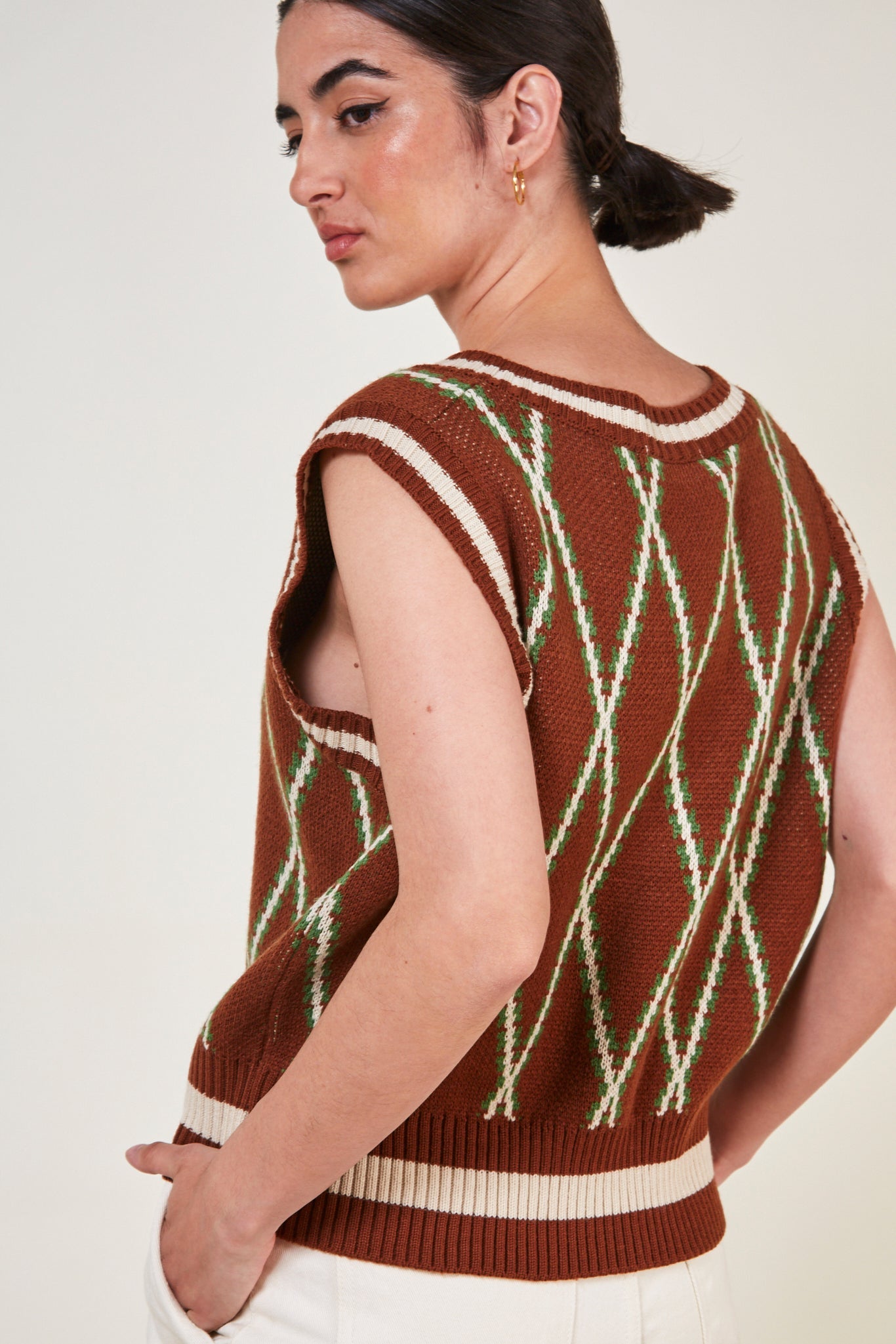 Brown contrast diamond striped sweater vest_3