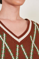 Brown contrast diamond striped sweater vest_5