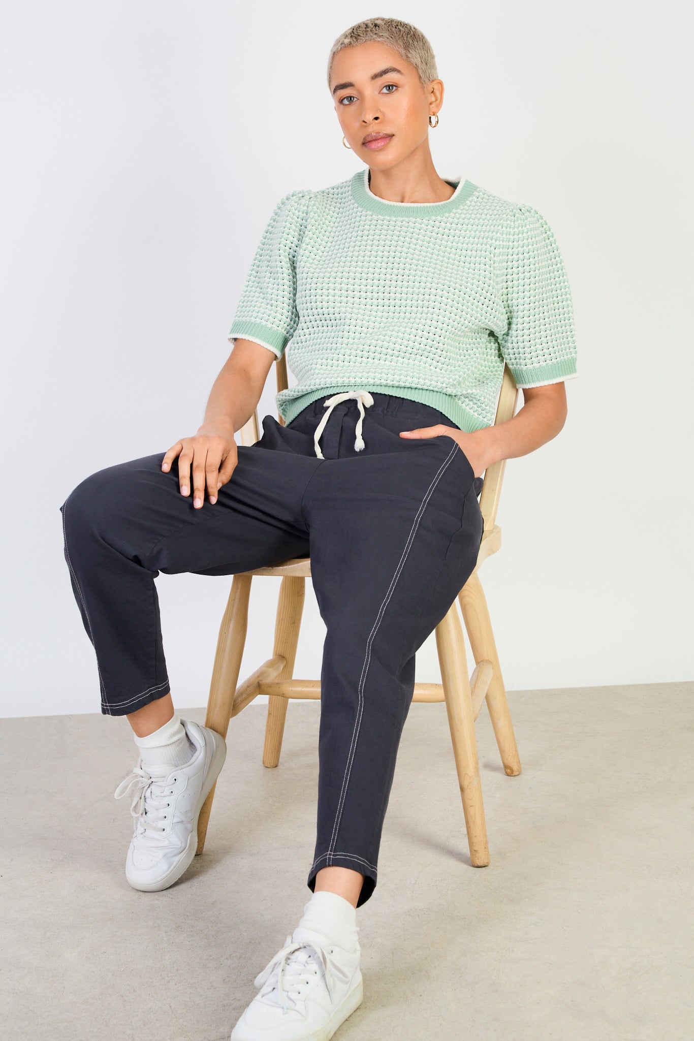 Charcoal grey contrast stitch drawstring trousers_5