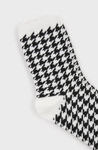 White and black houndstooth check socks_3