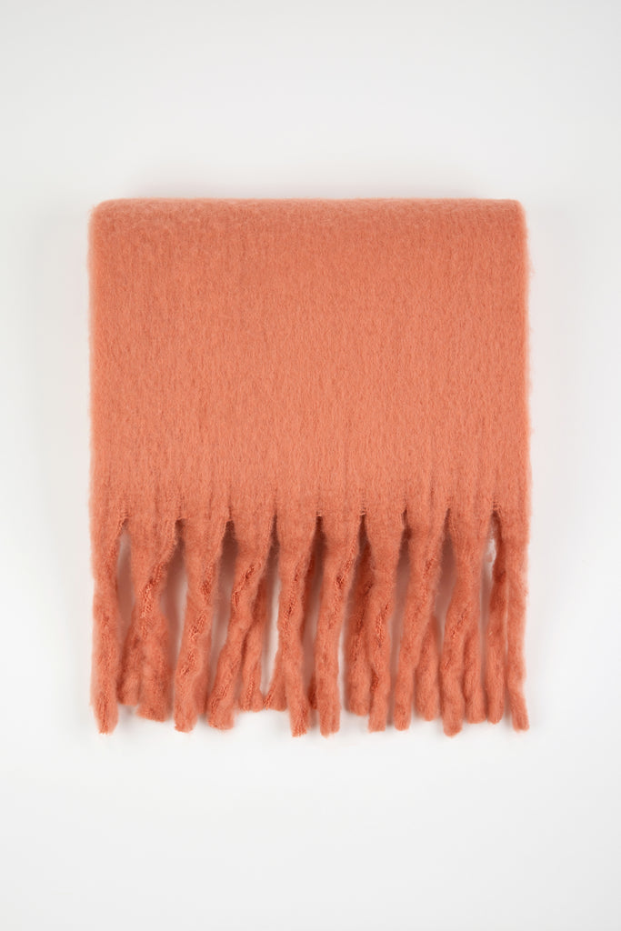 Coral fuzzy thick scarf_1