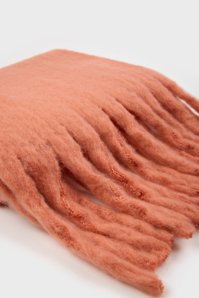 Coral fuzzy thick scarf_3