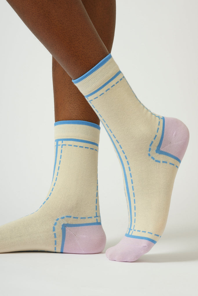 Cream and pink dotted outline graphic socks_1