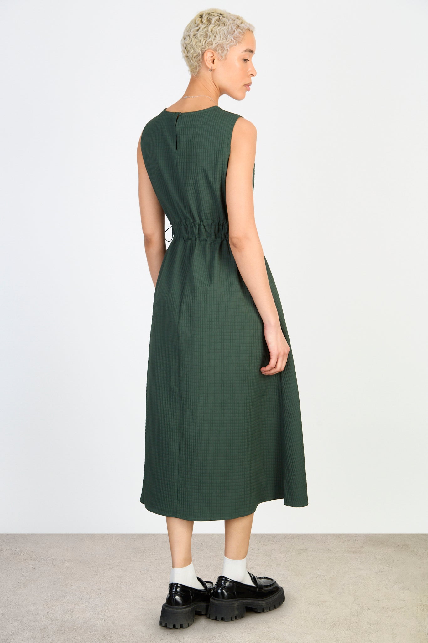Dark green textured grid cinch waist shift dress_3