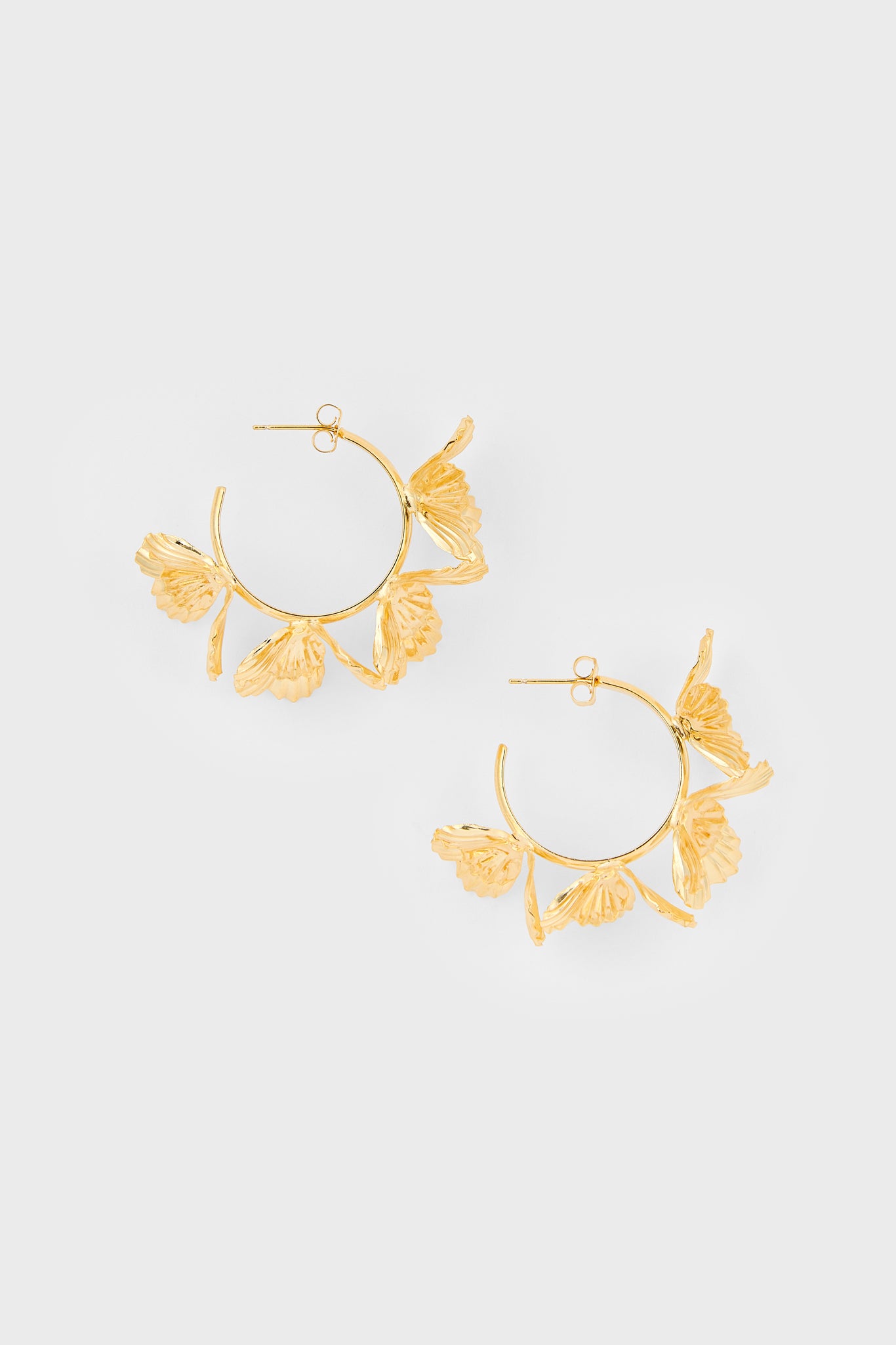 Gold ring of flowers hoop earrings_1