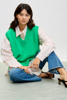 Green wide trim V neck sweater vest_5