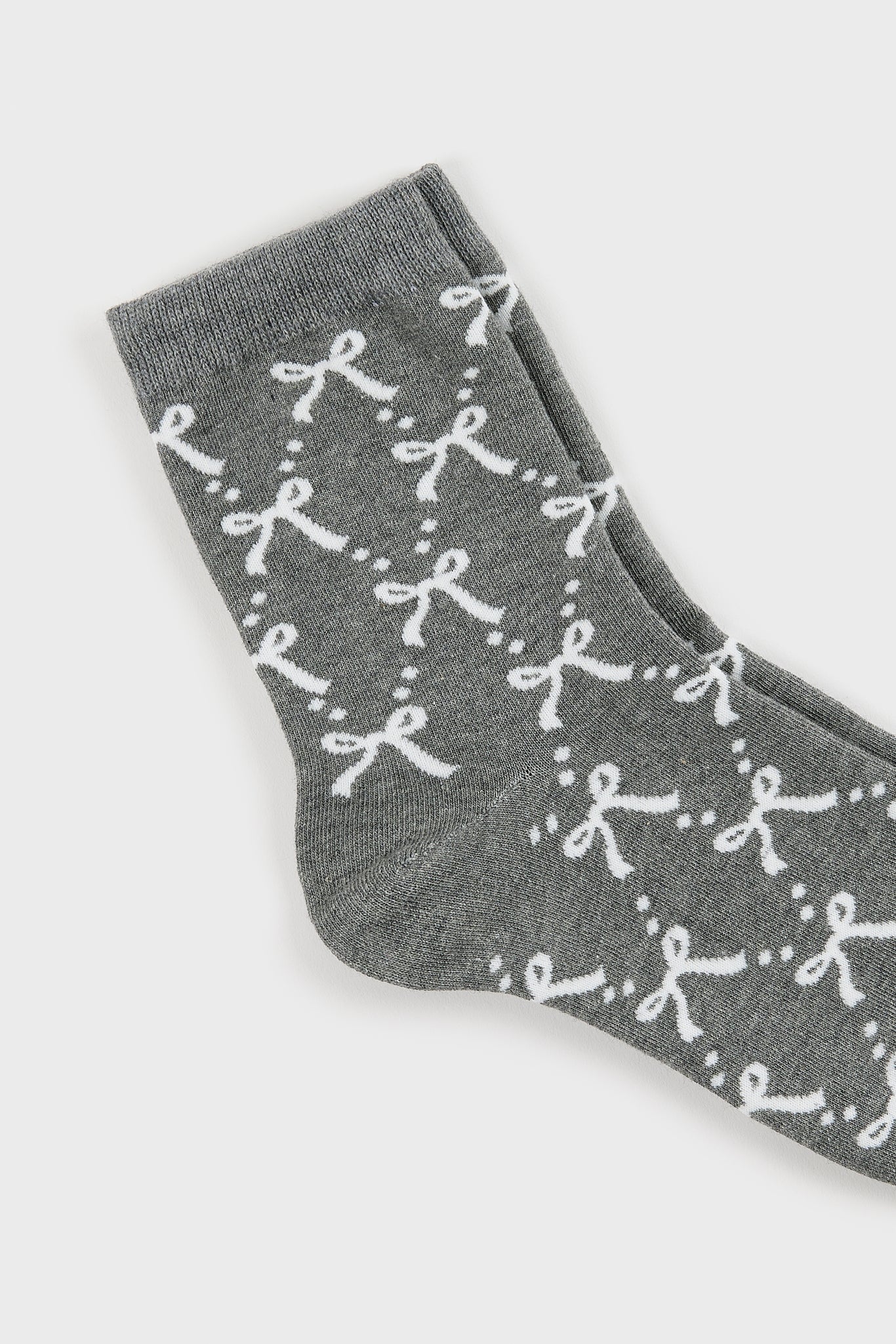 Grey and white ribbon and dots socks_2