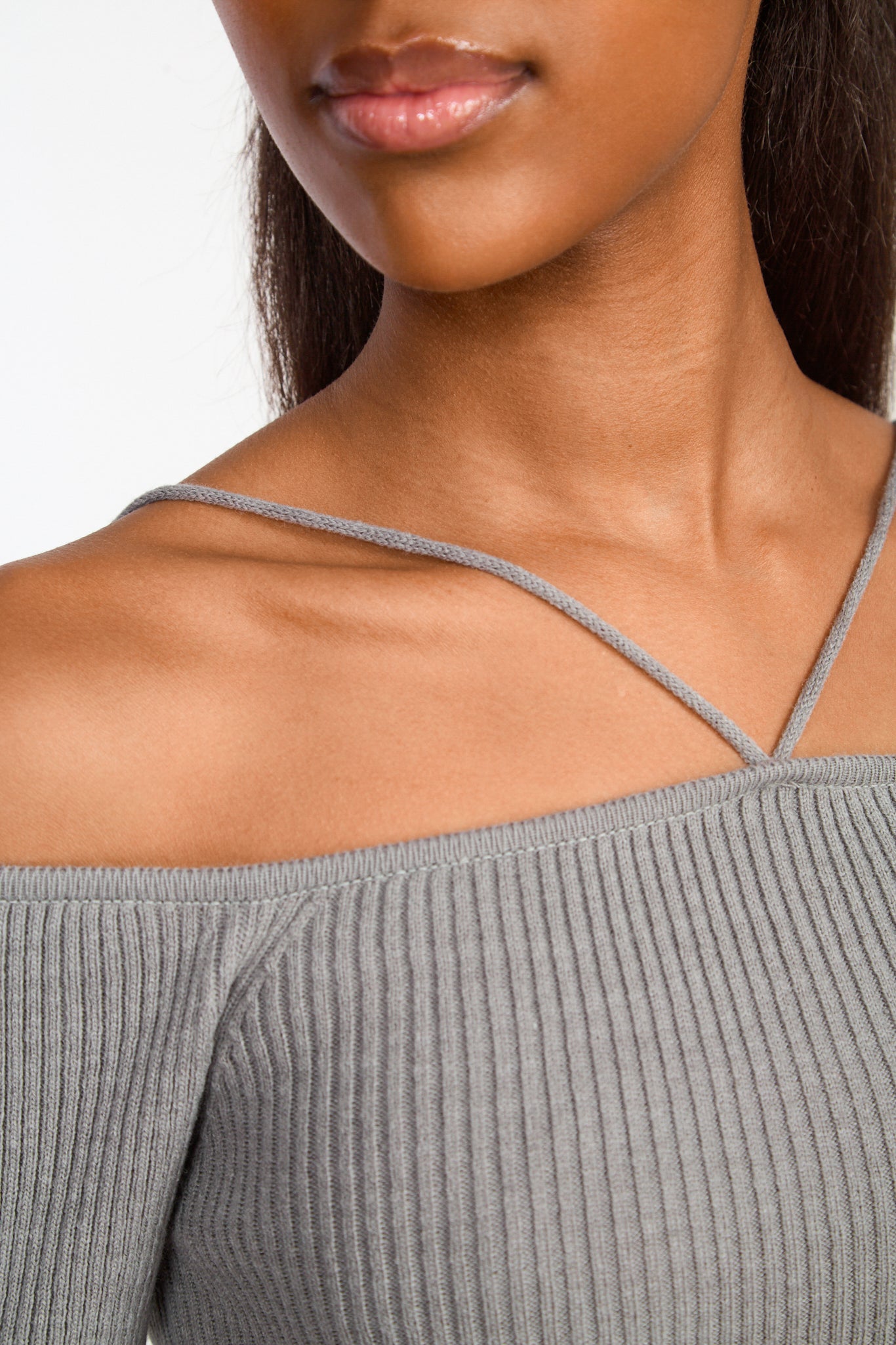 Grey ribbed slim strap detail knit top_3