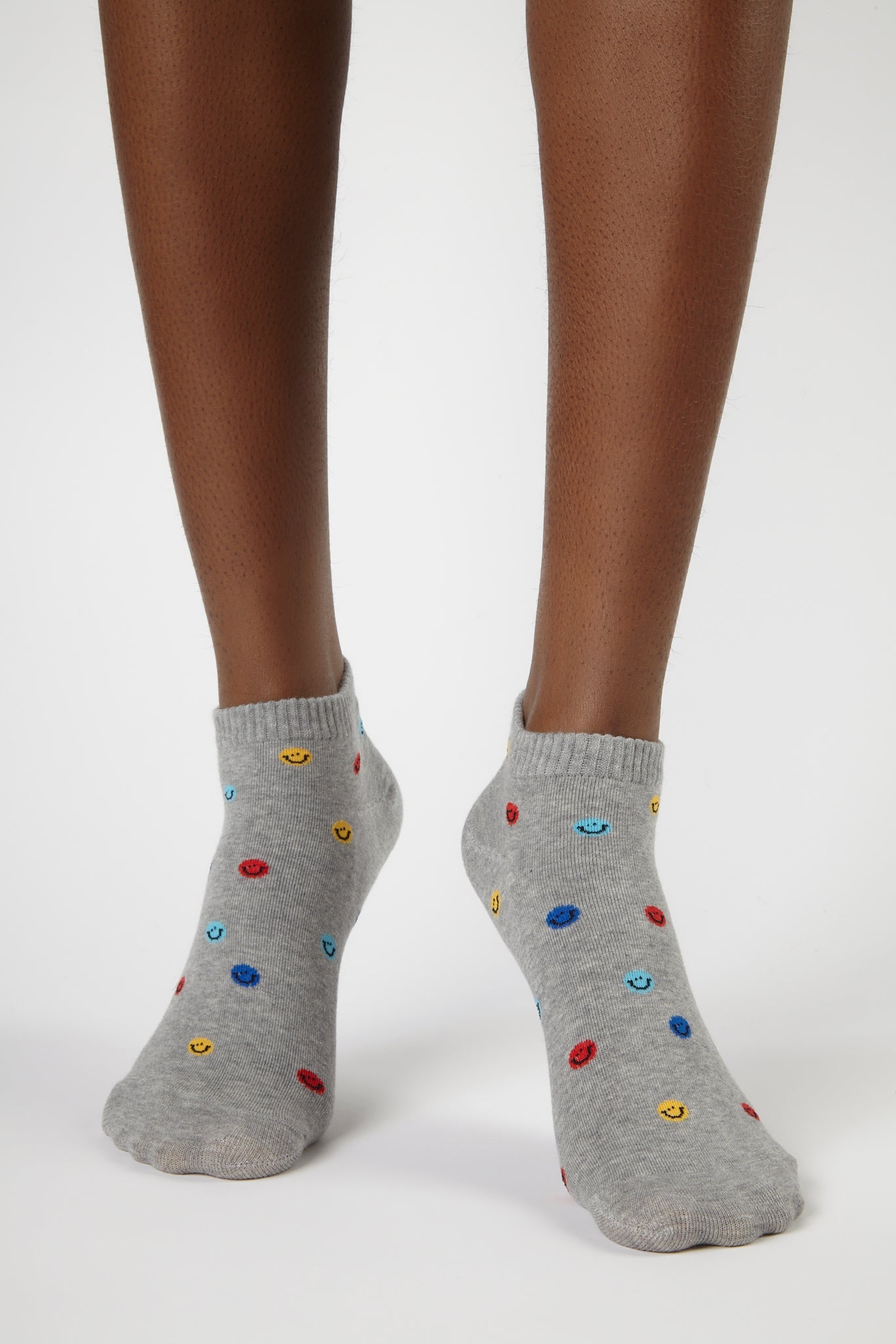 Grey tiny smiley face ankle socks_1