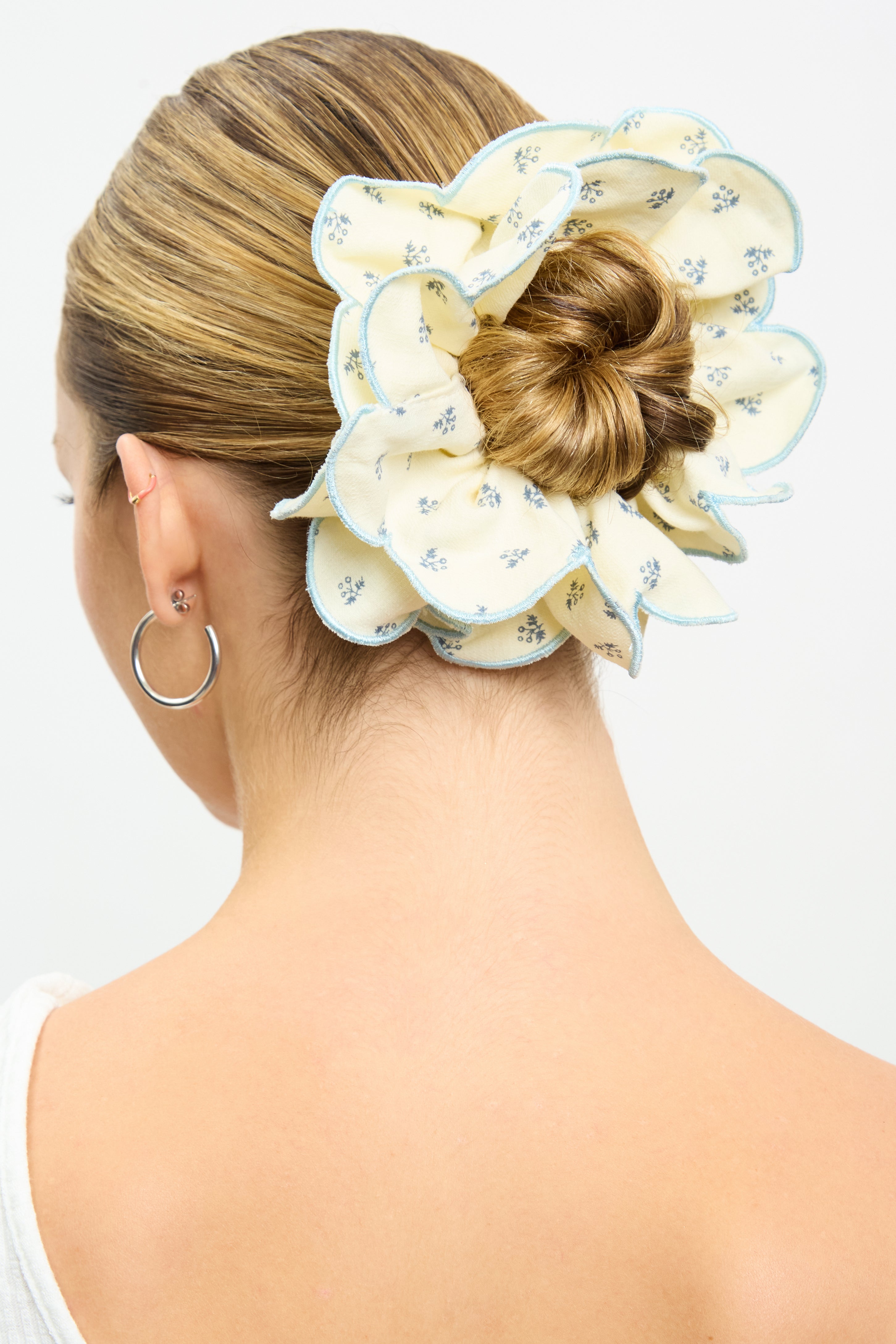 Ivory and blue floral print scallop trim scrunchie_3