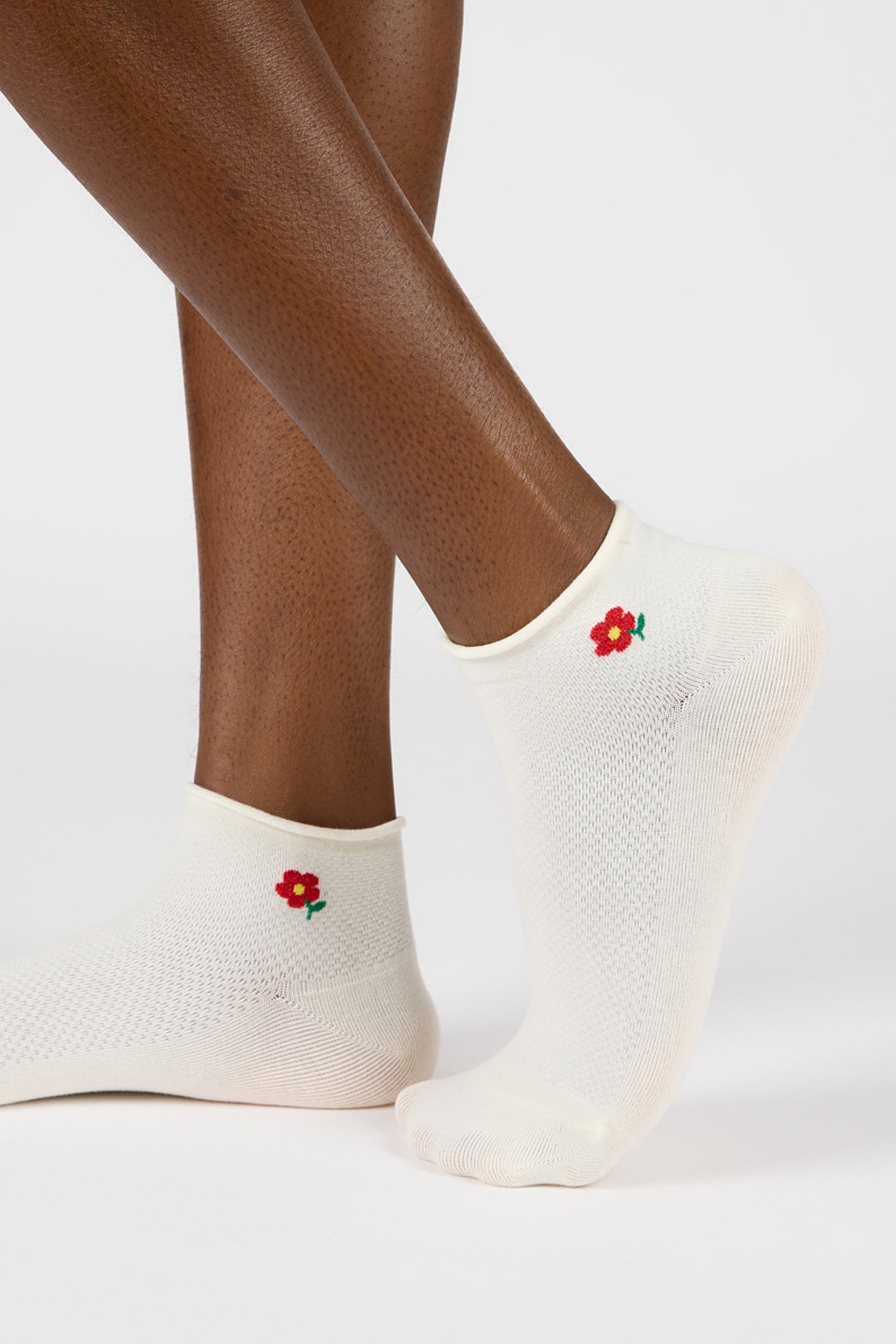 Ivory and red metallic flower ankle socks_1