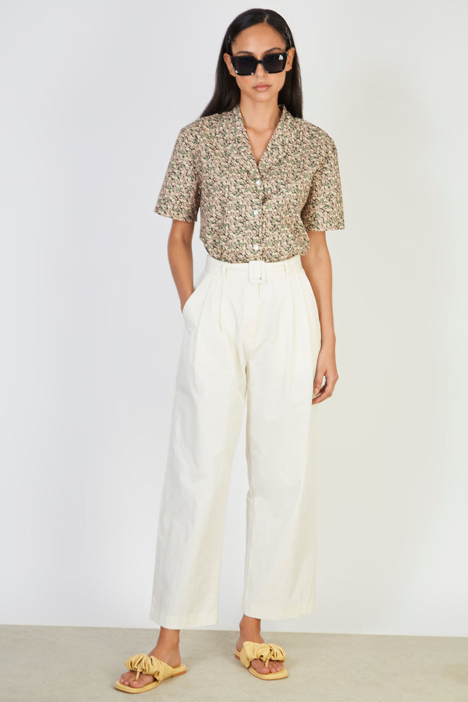 Light beige tailored belted trousers_4