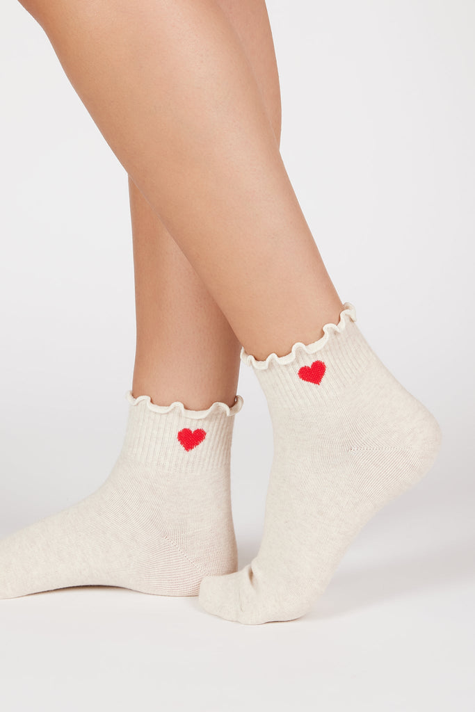 Light beige ruffle trim heart ankle socks_1