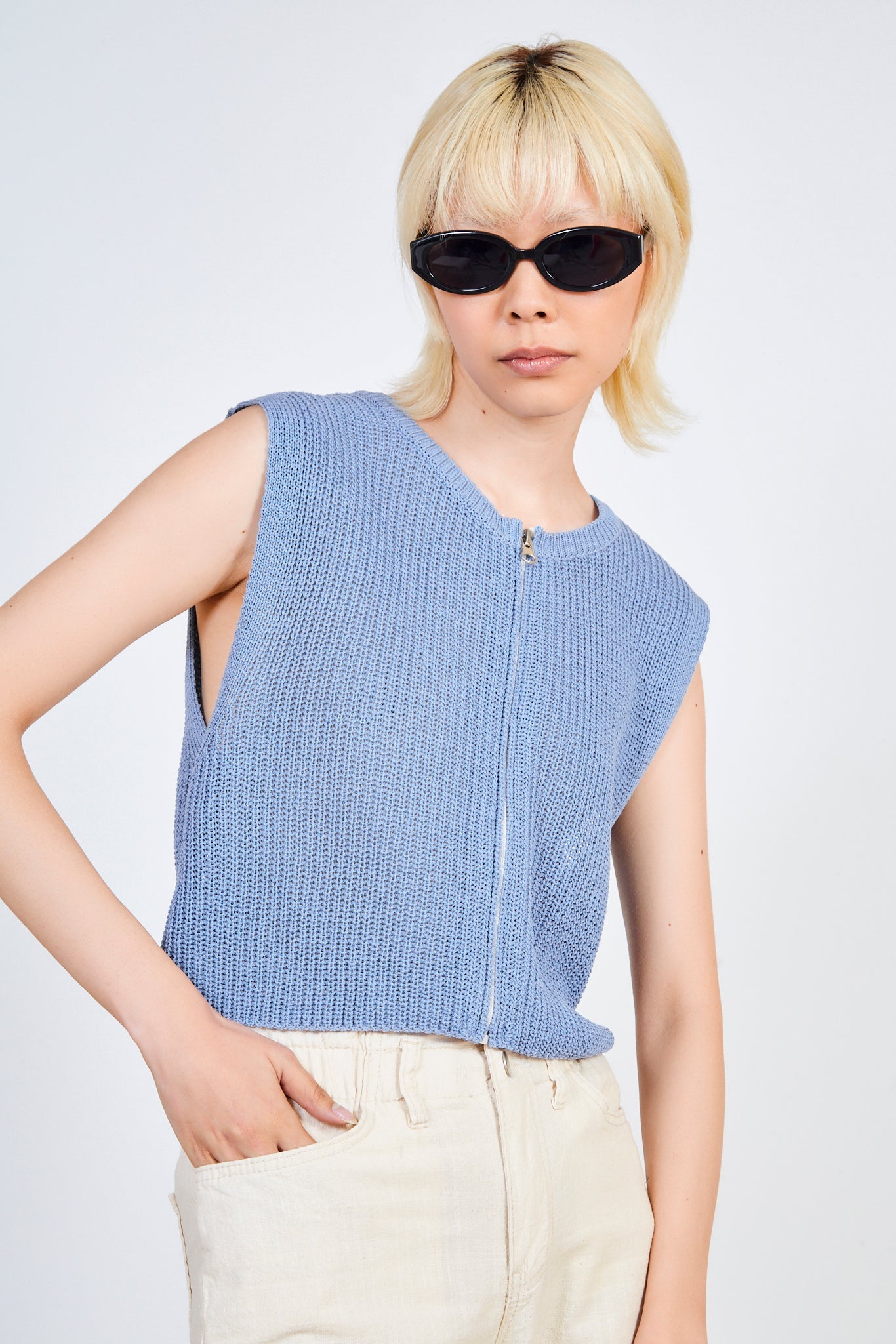 Light blue round neck zip knit vest_2