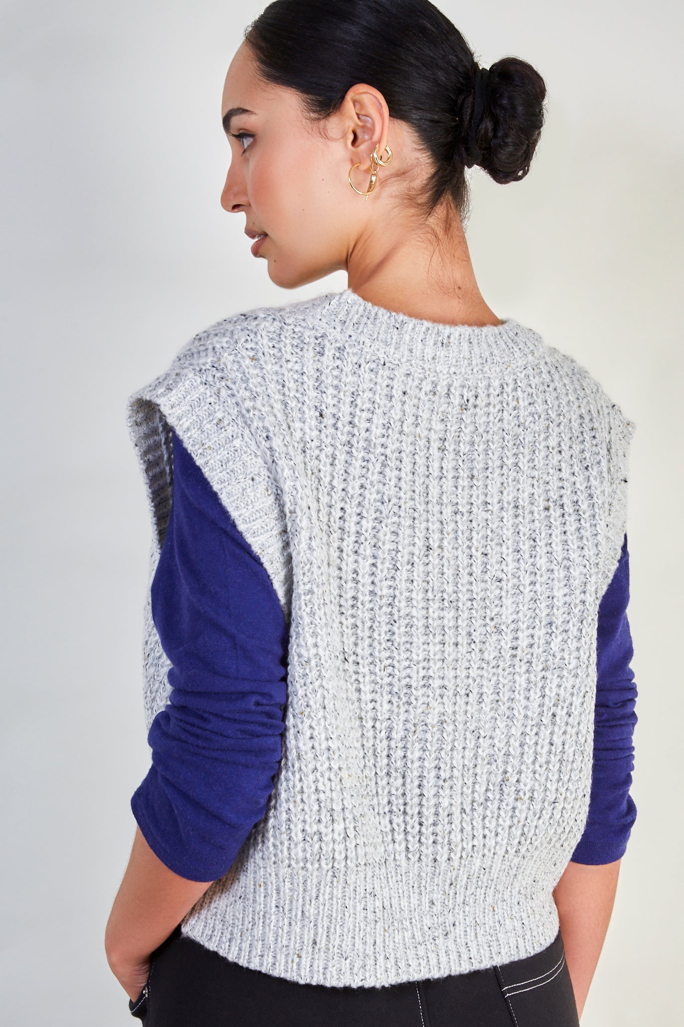 Light grey flecked ribbed sweater vest_3