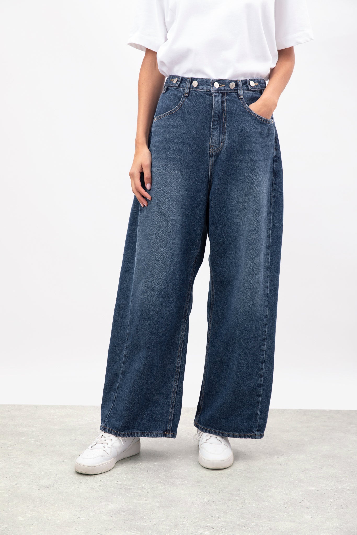 Mid blue denim adjustable waist double button balloon jeans_1