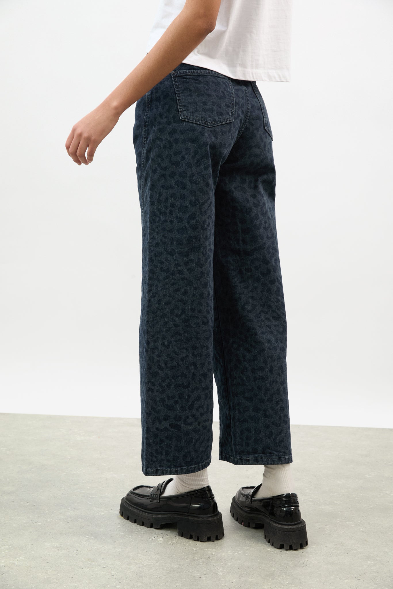 Mid blue denim leopard print barrel leg jeans_2