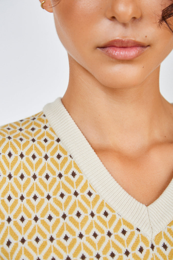 Mustard and beige geometric sweater vest_5