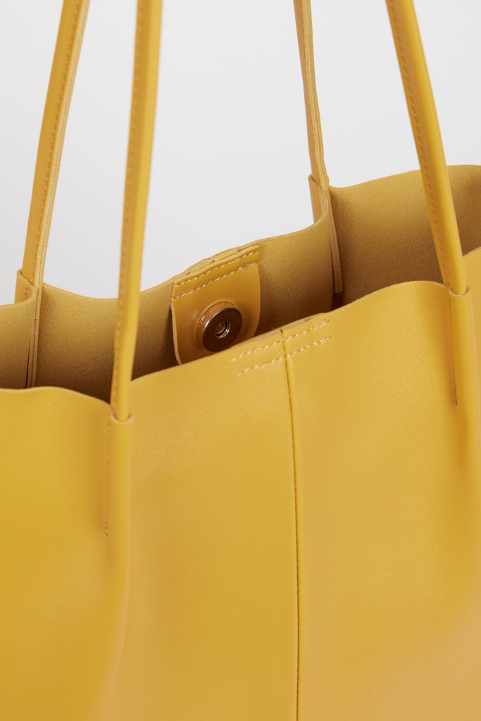 Mustard vegan leather pinched strap tote bag_2