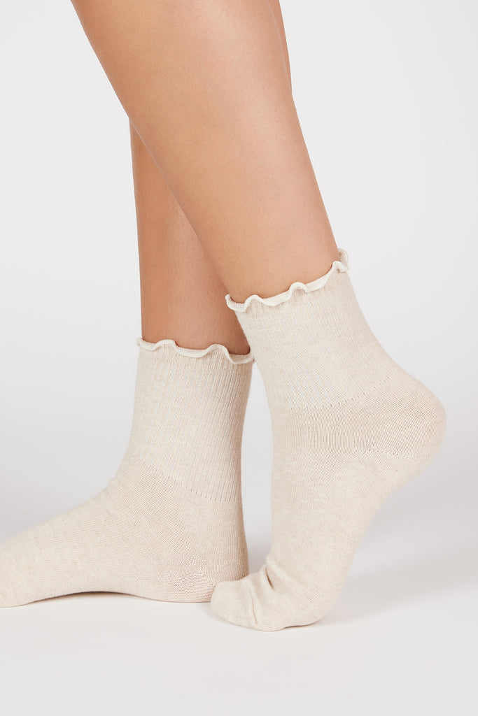 Oatmeal ruffle trim socks_1