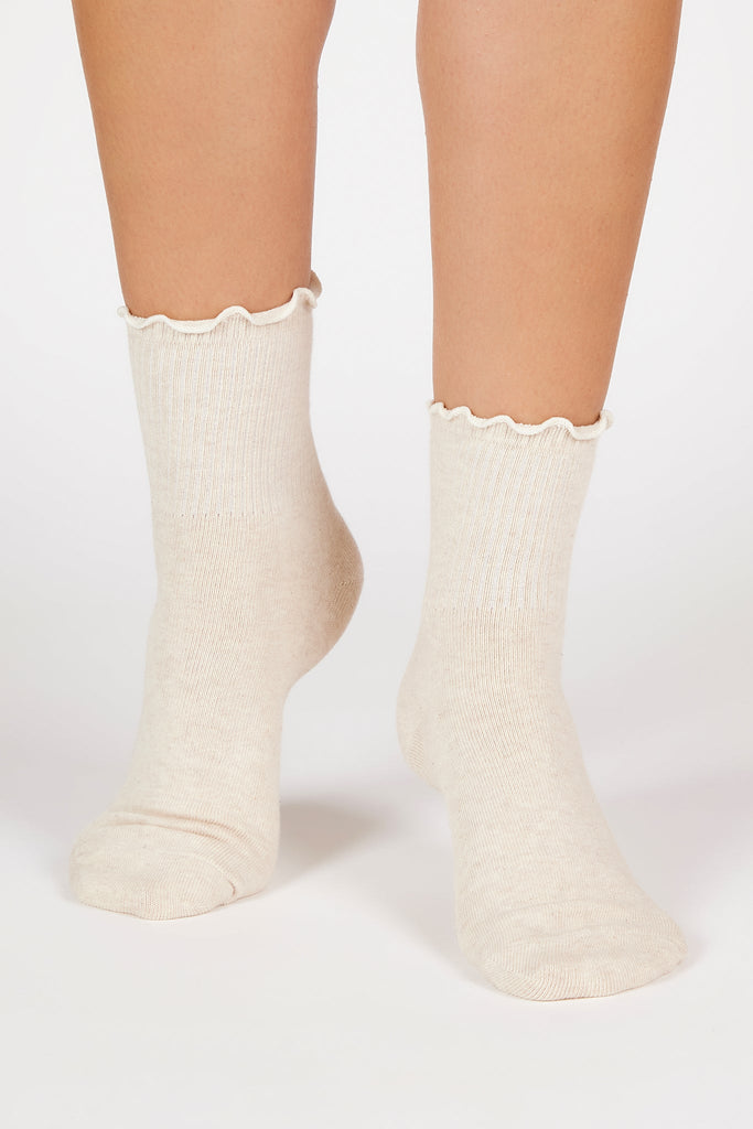 Oatmeal ruffle trim socks_3