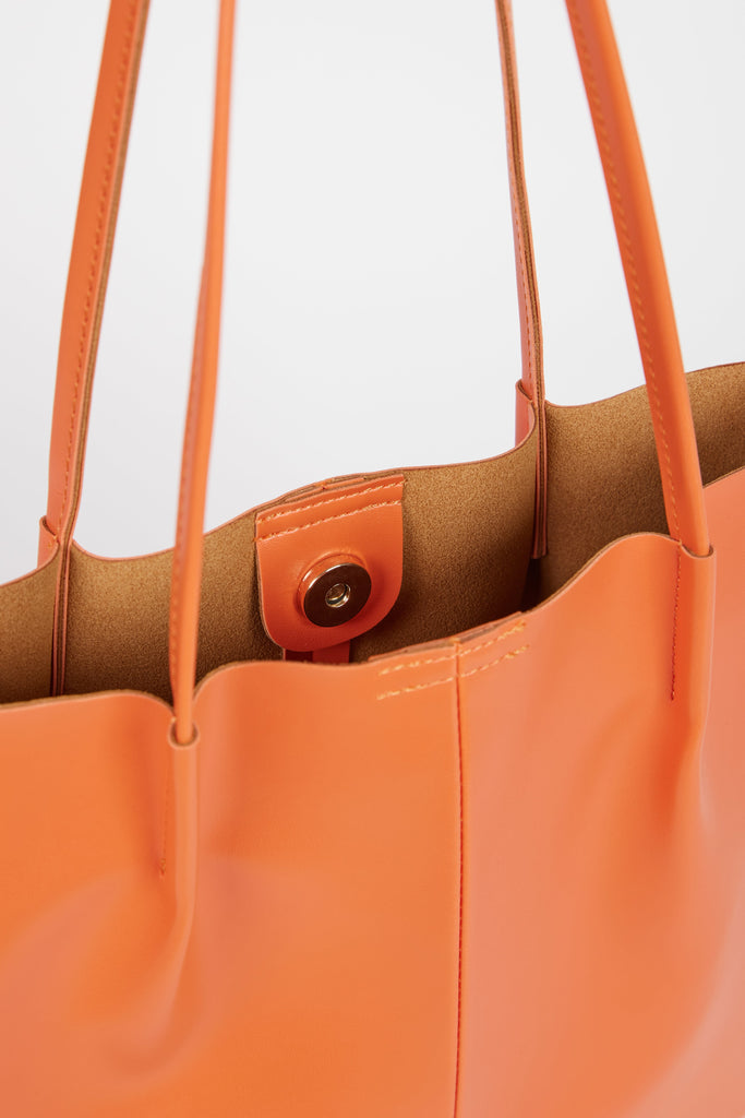 Orange vegan leather pinched strap tote bag_4