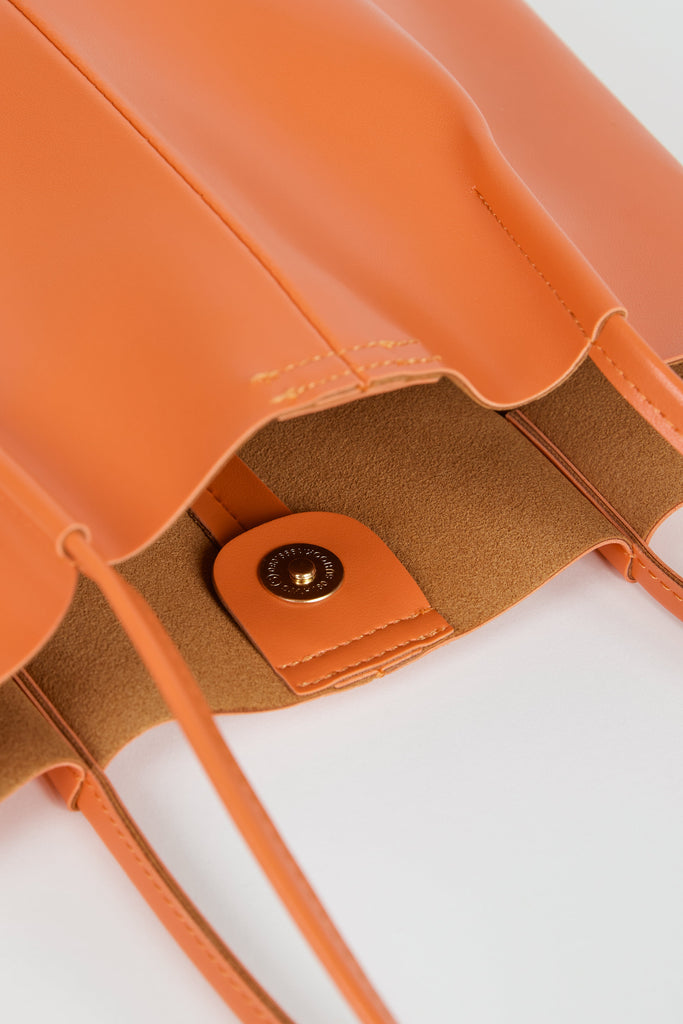 Orange vegan leather pinched strap tote bag_3