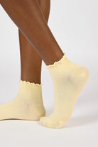 Pale yellow lettuce trim ankle socks_1