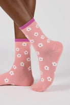 Pink and white fuzzy flower contrast trim socks_2