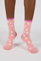 Pink and white fuzzy flower contrast trim socks_1