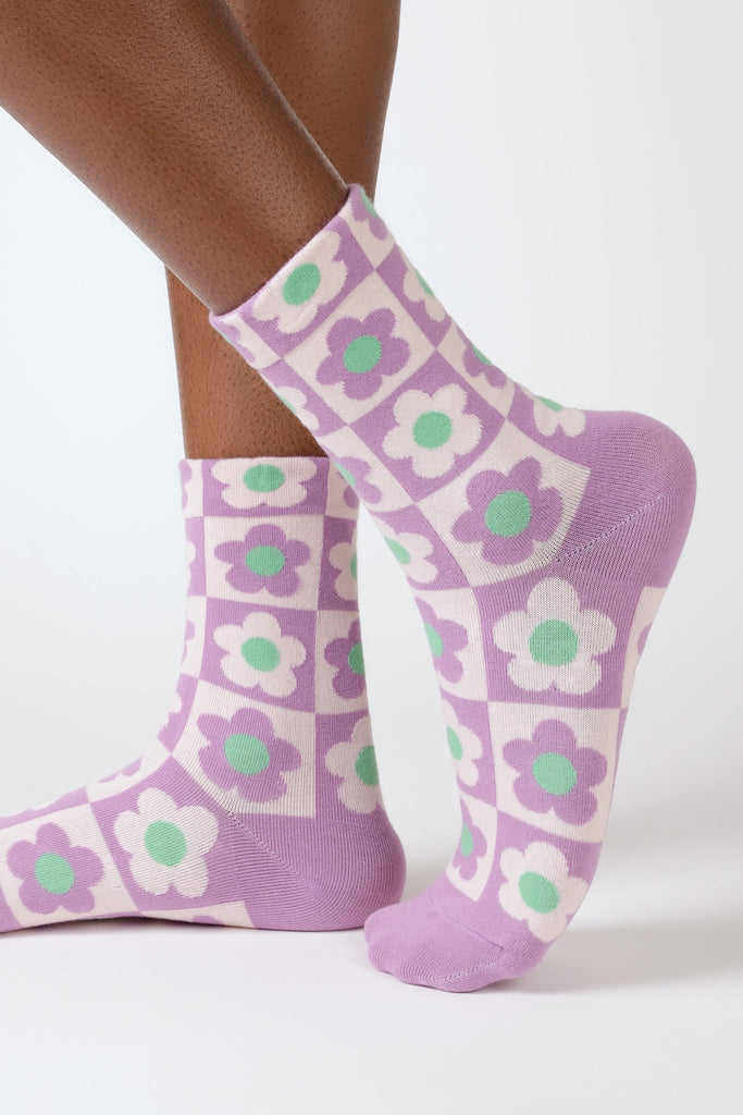 Purple daisy checkered socks_1