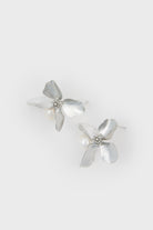 Silver sharp flower petal single pearl earrings_1
