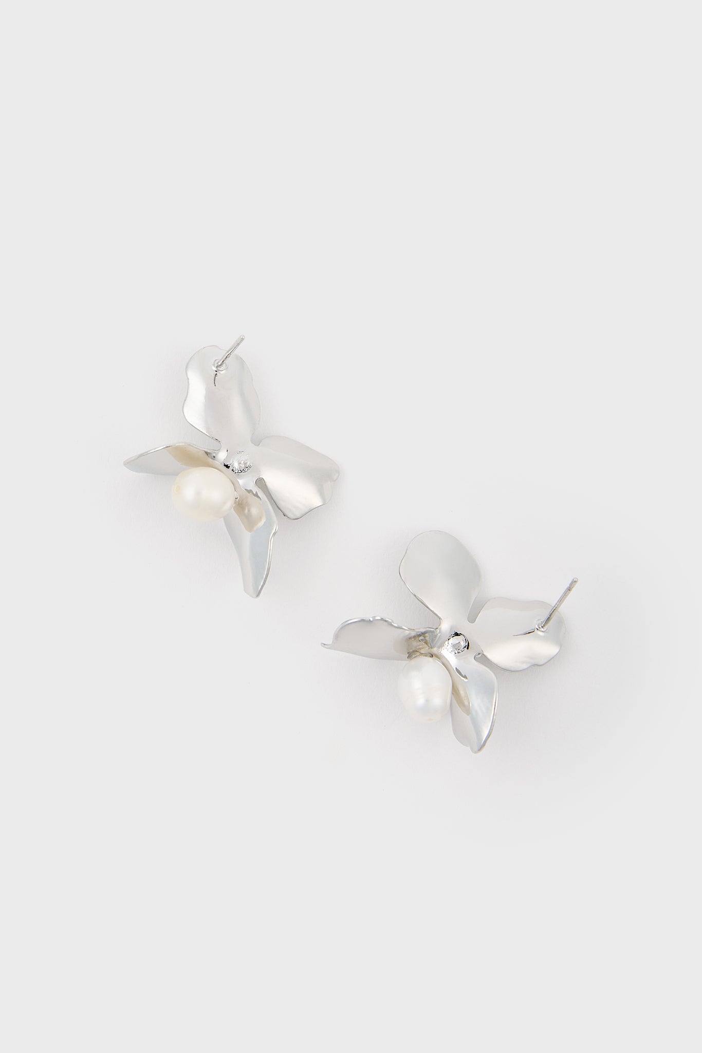 Silver sharp flower petal single pearl earrings_2