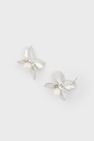 Silver sharp flower petal single pearl earrings_2