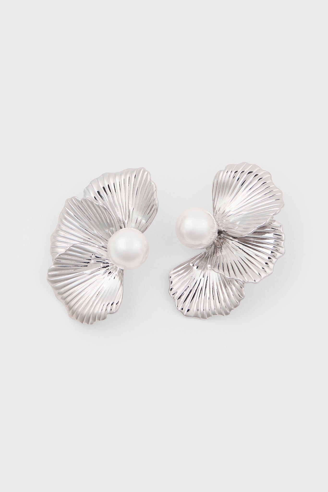 Silver single pearl half flower earrings_1