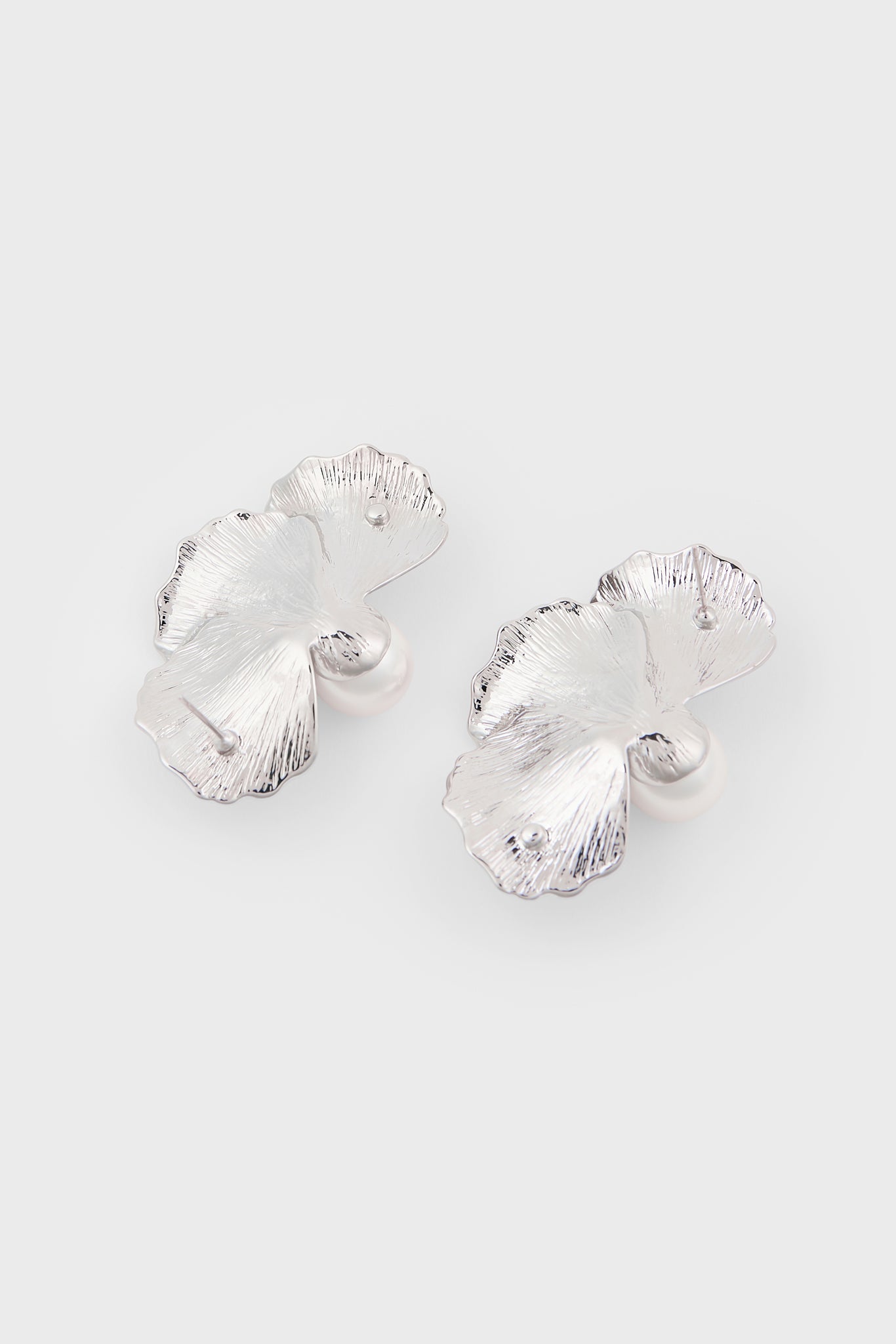 Silver single pearl half flower earrings_2
